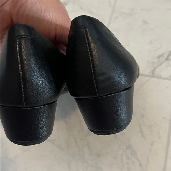 Ecco Women's Elegant Black Flats - Picture 4 of 8